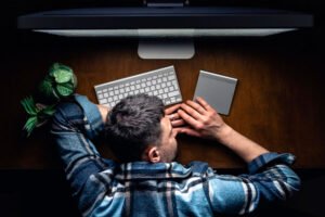 Leia mais sobre o artigo Burnout: Pausar Também é Um Ato de Coragem e Força
